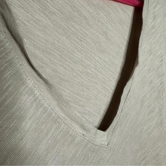 Black  Bow T-Shirt V-Neck Greyish Brown Size Large - Picture 4 of 16